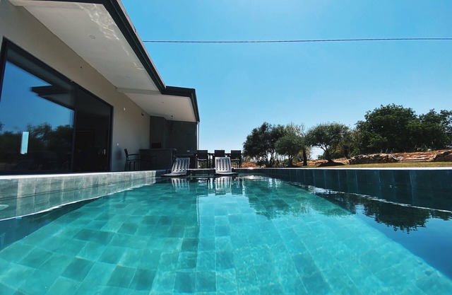 Enchanting villa with Swimming pool, 5br, 3,1/2 bath, 15 min. from Albufeira