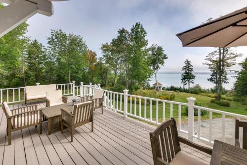 Enchanting Waterfront Sorrento Home with Deck!