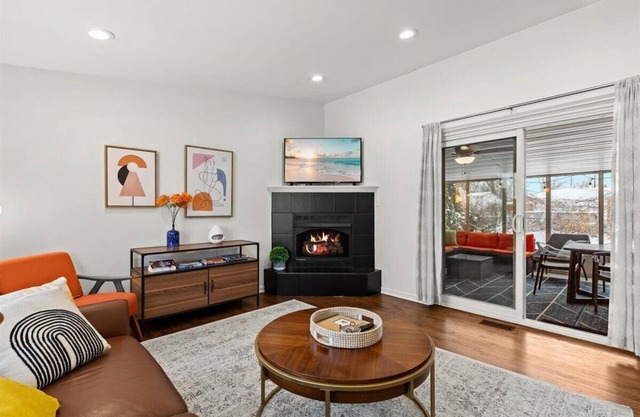 ★Enclosed Patio★ Gas Fireplace EV Charger BBQ 4Bed 2Bath- Entire House Royal Oak