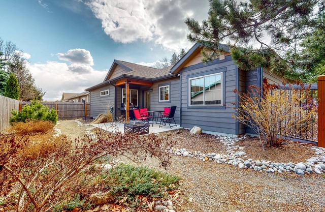 Enclosed Yard, Firepit, Grill - Downtown Sandpoint