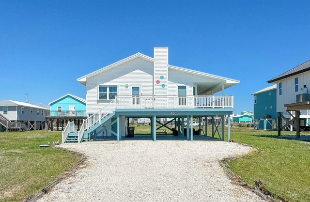 Charming 2-bedroom house in peaceful Fort Morgan, just steps to the beach!