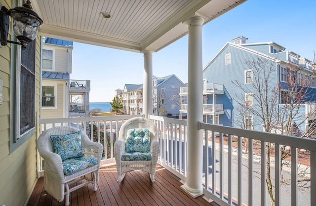 End townhome w/ partial bay view - steps to resort pools, beach & clubhouse