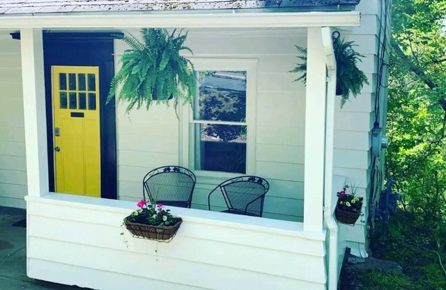 Endearing cottage in the Berkshires, walking distance to downtown and Mass MoCA.