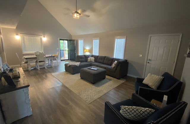 Endless Summer Getaway - 1 mile away from Jamestown Marina!