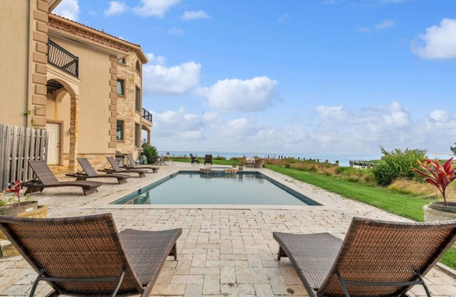 HAMPTONS WATERFRONT ROMANTIC QUEEN SUITE (auch King Suite # 1736731)