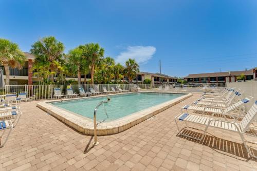 Englewood Condo Less Than 3 Mi to the Beach and Golfing!