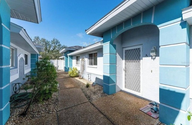 Englewood condo w/Garage near Manasota Beach