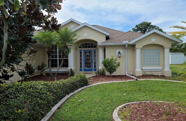 Englewood, FL 2 bedroom home with heated pool