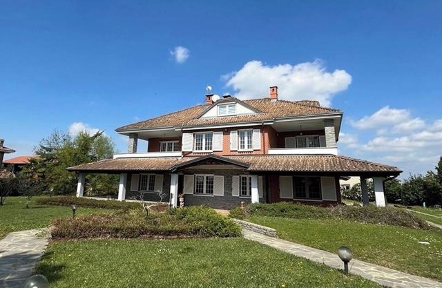 English-style villa in the Roero countryside