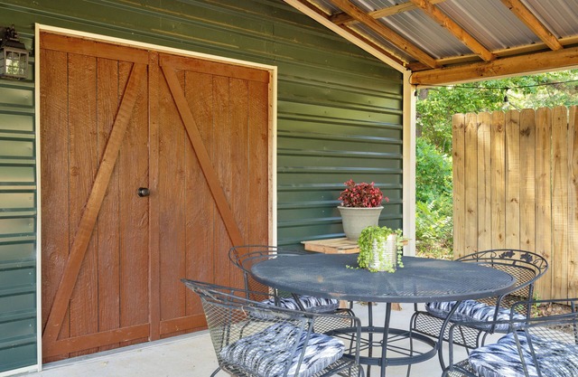 Enid Lake's studio in Plum Point, .5 mile from boat ramp