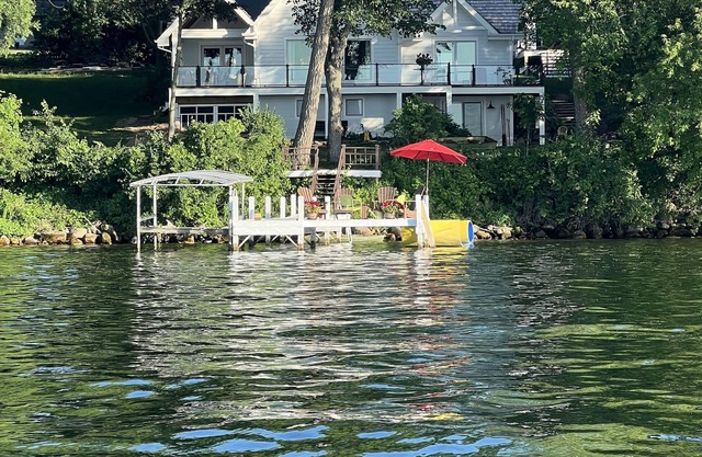 Genießen Sie 150 'von Lake Frontage Schritte von zu Hause aus