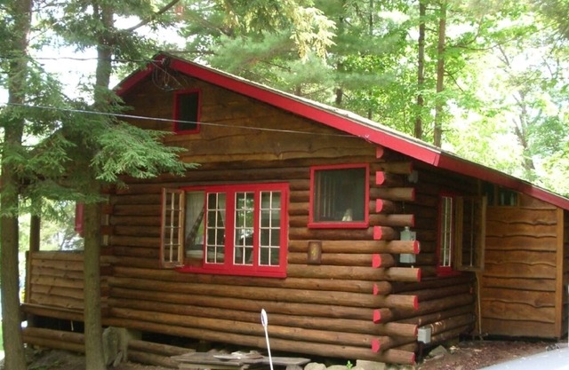 Genießen Sie ein charmantes 1939 Blockhaus am wunderschönen Lake George.