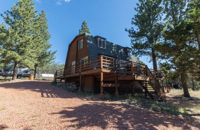 Enjoy a cozy cabin near the lake! Sleeps 8, 5 Beds.