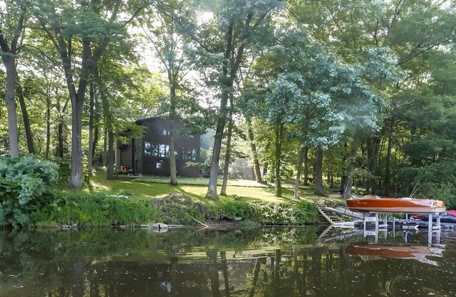 Enjoy a getaway on the scenic Housatonic River/Lake Lilinonah in New Milford, CT