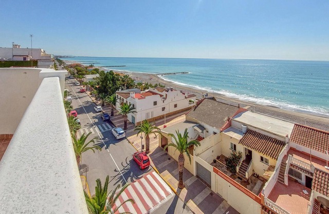 Enjoy a great vacation in this apartment in a good location very close to the sea.