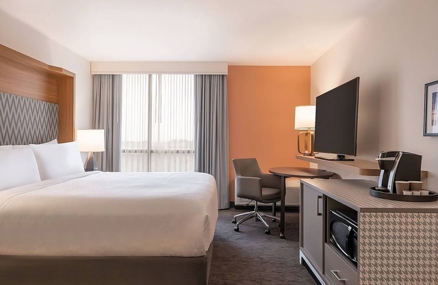 Enjoy a Hassle-Free and Suiting Stay! Comfortable Unit! Indoor Swimming Pool