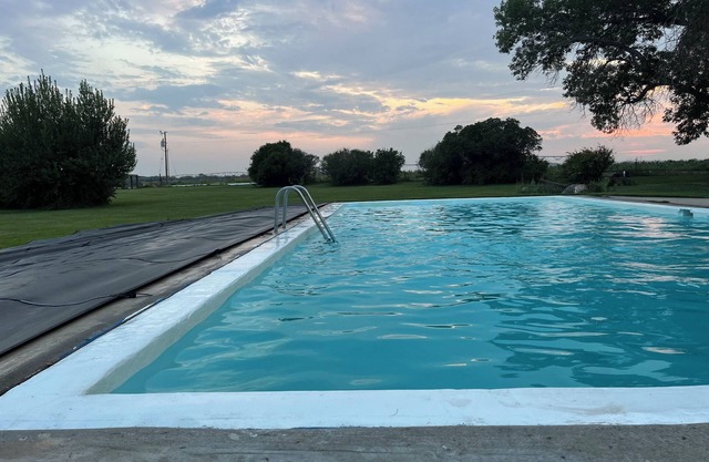 Enjoy a Little Slice of Farm Life! - sleeps 10+, pool, hot tub- Lovell WY