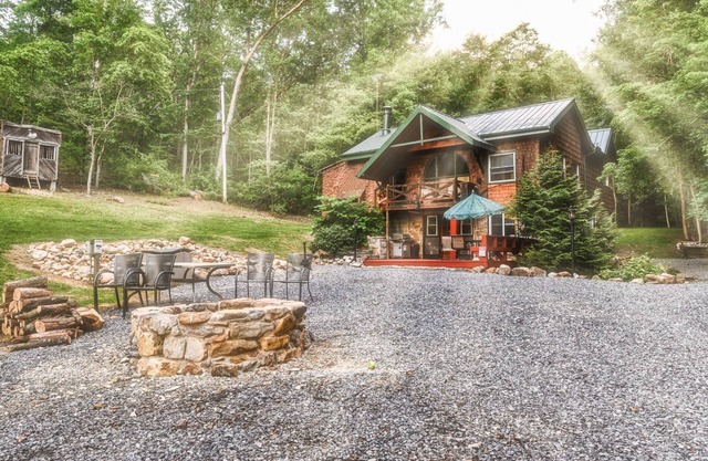 Enjoy a nature retreat in this secluded 4 bedroom lodge in Shenandoah,Virginia.