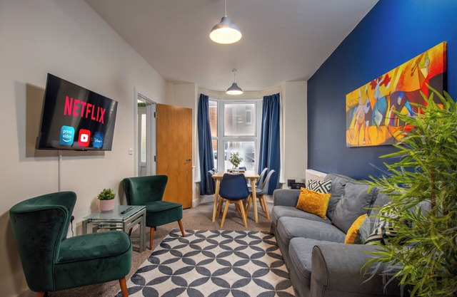 Enjoy a relaxing summer stay in our spacious 4-bed home in the heart of Southampton