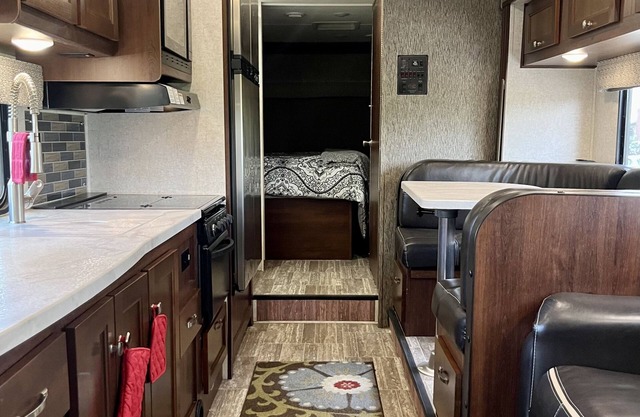 Enjoy a Taste of Ultimate Freedom in this Clean, Comfy, Cozy 31’ RV!