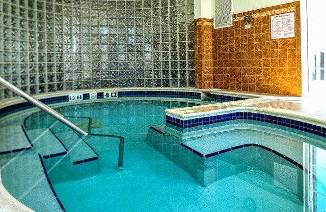 Adventure Awaits! Near Warren Golf Course, Kitchenette, Pool, Bar