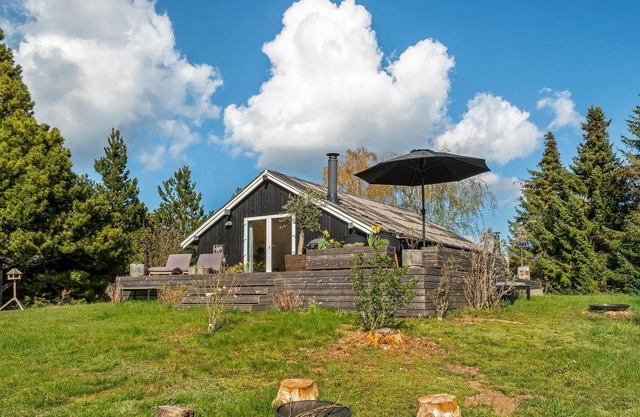 Enjoy a wonderful family vacation in this welcoming vacation home near the sea.