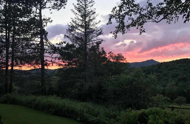 Genießen Sie alle vier Jahreszeiten im schönen Wilmington, VT; 15 min vom Berg. Schnee