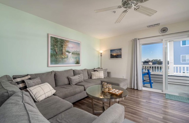 Genießen Sie von diesem entspannenden Balkon die herrliche Aussicht auf das Wasser