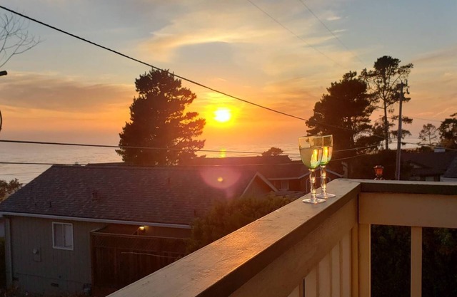 Enjoy Big Views on Lodge Hill in Cambria! Great location and Pet-Friendly!