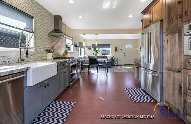 Enjoy Blue Evo. Newly remodeled, private back yard, new Hot tub, Pet Friendly, walk to the beach