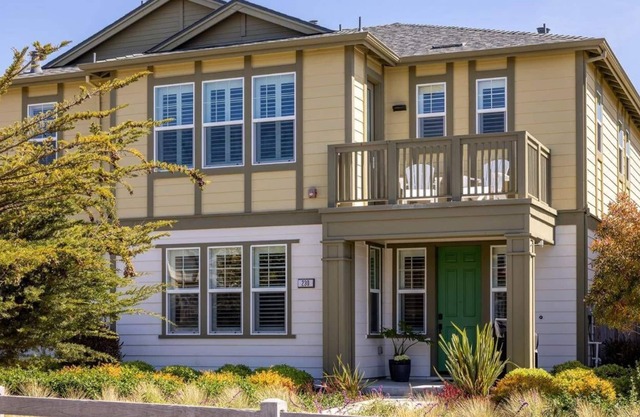 Enjoy coastal living in this ideally located home by the sea!!