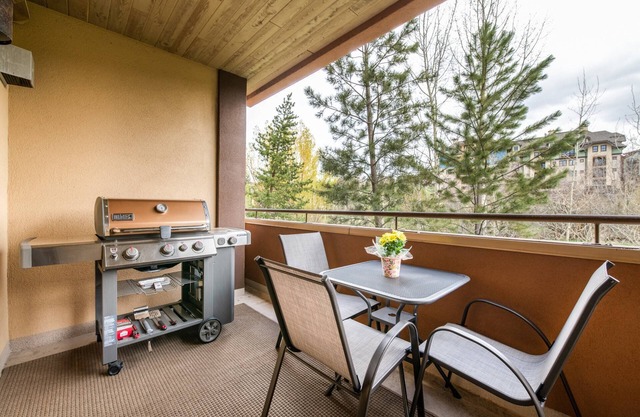 AC!!! + Heated Pool-Hot Tub-Gym-Garage-EZ Walk to Resort/Town Bus-Elevator-W/D in Unit-Grill-Balcony