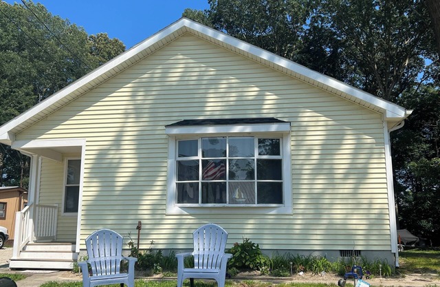 Enjoy fishing, the beach, or nights around the firepit. Minutes to boat ramp.