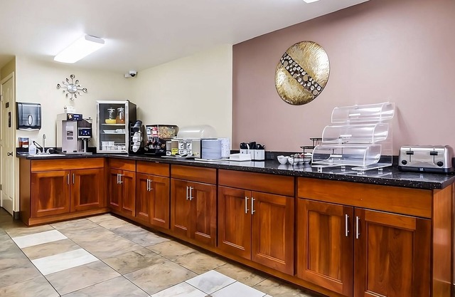 Enjoy Free Breakfast! Also Comes w/ Free Parking, Pet-friendly Property!