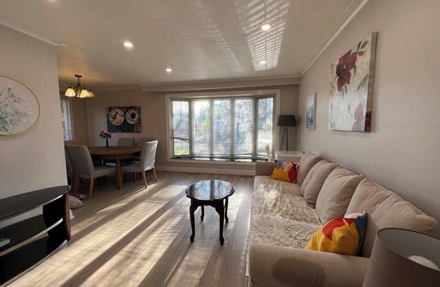 Enjoy Free parking three-bedroom Bunglaw house!