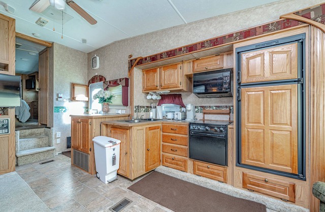 ENJOY GLAMPING? Stay in this Luxurious, & Comfortable RV on a private gated land