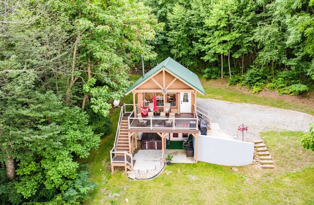 ENJOY HOT TUB & MOUNTAIN VIEWS