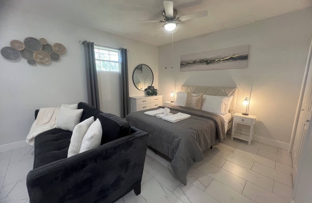 Enjoy in this beautiful and serene south Lakeland area Perfect for 4 traveler