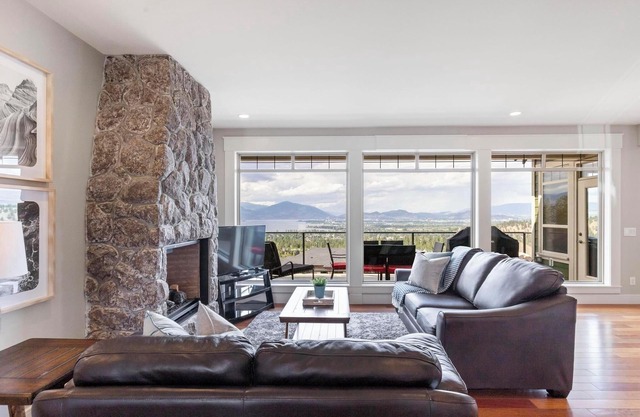 Enjoy Kelowna life! Okanagan Lake and City Views