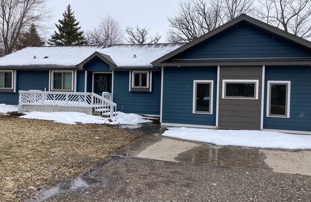 Enjoy lake life on beautiful Lake Lizzie!