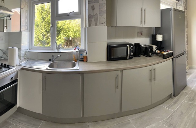 Enjoy Lovely 4 bed Apartment With Garden