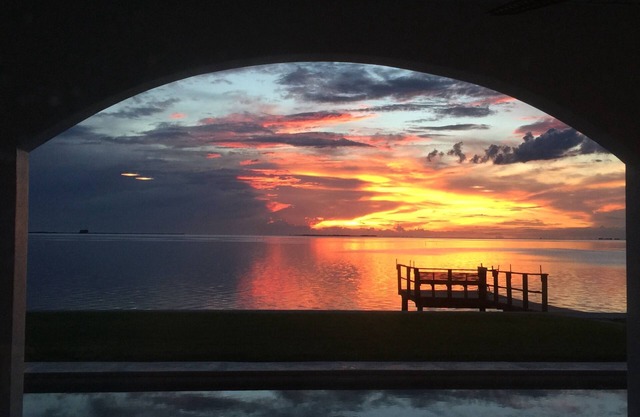 Enjoy million dollar sunsets in newly renovated private studio in private home.