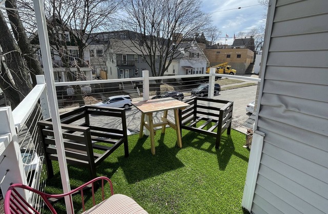 Enjoy Milwaukee's Bayview - 3 bed w/ balcony