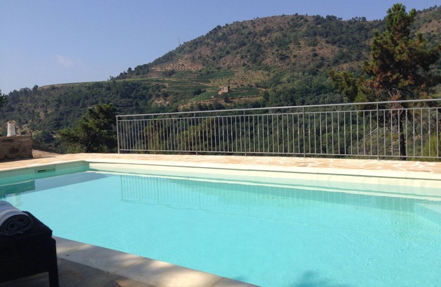 Genießen Sie die Natur in aller Privatsphäre mit Pool. Schöne Aussicht auf Weinberge und Meer.