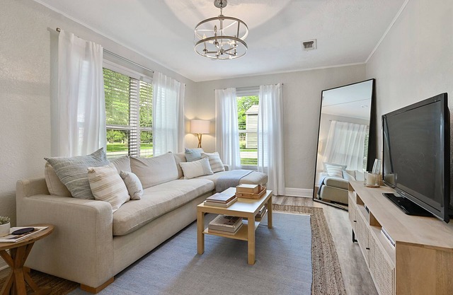 Enjoy our cozy cottage just minutes from A&M Campus