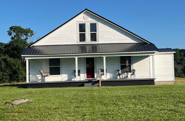 Enjoy peace and quiet in this country home located near the Cumberland River.