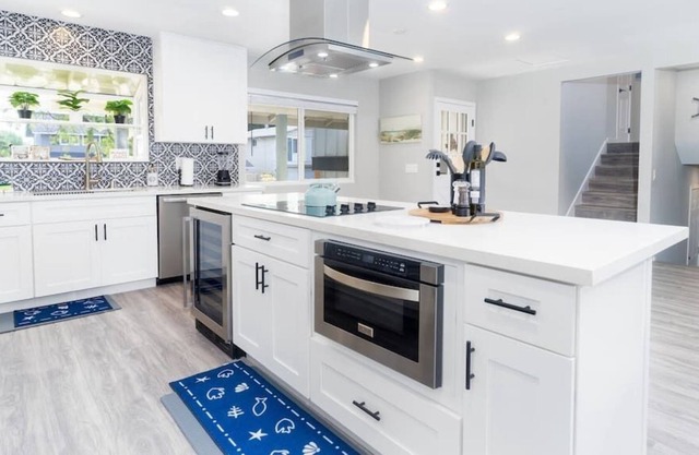 Enjoy Perfect Pool Days in Large 5 bdrm Home!