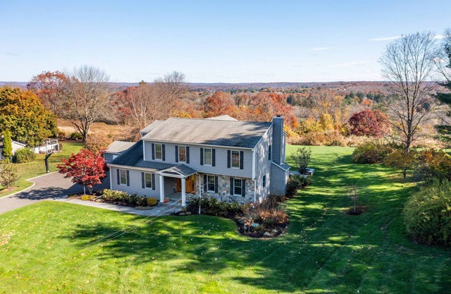 Enjoy Sip O Sun - Hot Tub, Pizza Oven, Stunning Views, close to dining, shopping, town