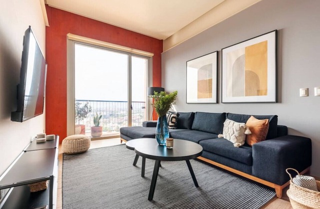 Enjoy skyline/city views from this 17th floor flat