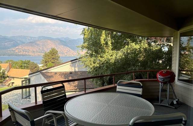 Enjoy Some Holiday Spirit at Lake Chelan! Newly-Redone Unit with Expansive Views